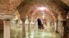 Nửa đêm cơn lũ kinh hoàng tràn vào Vương Cung Thánh Đường Venice. Trở tay không kịp. Thiệt hại nặng