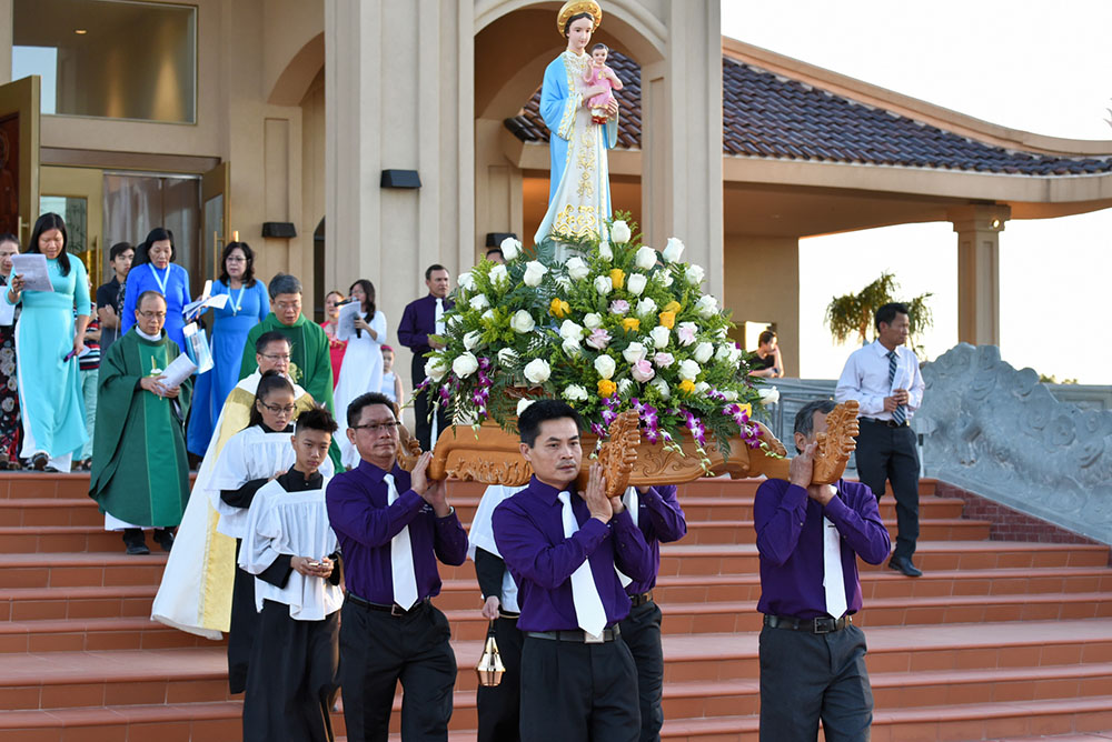 Hình ảnh: Rước kiệu Đức Mẹ Tháng Mân Côi và Mừng Bổn Mạng Ca Đoàn Theresa