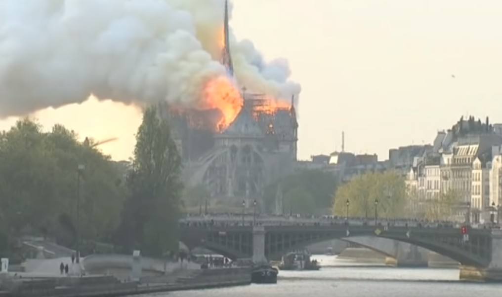 Phép lạ nhãn tiền: Nhà thờ Đức Bà Paris được cứu khi hàng ngàn người đổ xô đến cầu nguyện
