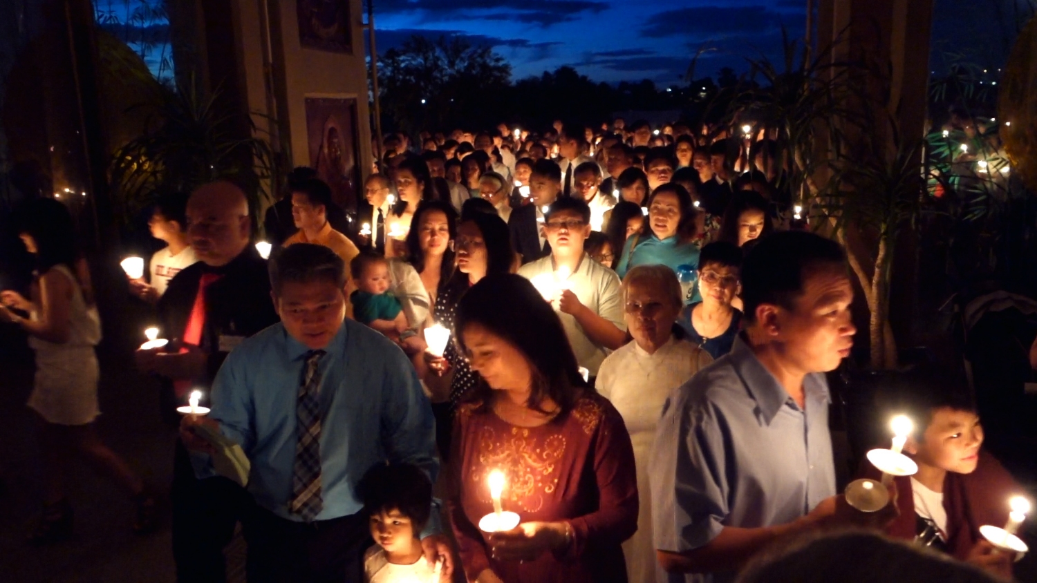 2 phút video: Giáo Dân Rước Nến Vọng Phục Sinh