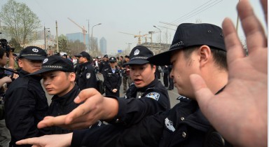 Bi thương: Giáo dân ôm tượng Chúa, Đức Mẹ và các thánh, sống chết với công an Trung Quốc