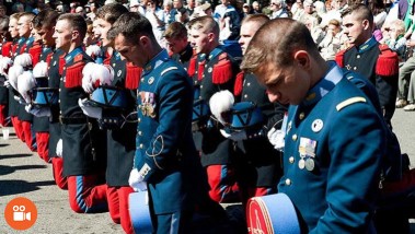 Hình ảnh cảm động - Quân đội hơn 40 nước lưu luyến chào tạm biệt Đức Mẹ Lộ Đức