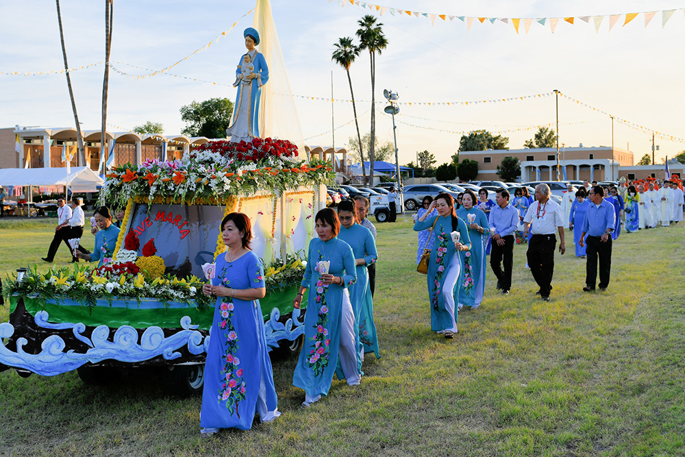 Hình ảnh: Rước Kiệu Kính Đức Mẹ, Thánh Lễ, Văn Nghệ