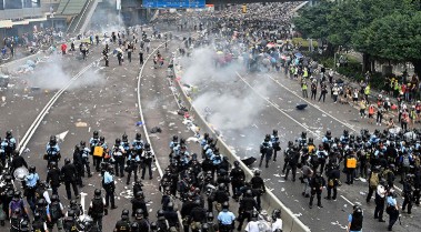 Tấm lòng mục tử: Giám Mục Hương Cảng bật khóc trong thánh lễ cầu nguyện cho người dân