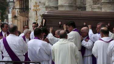 Lương tháng Đức Giáo Hoàng là bao nhiêu? Giấc mơ chưa tròn của vị Hồng Y