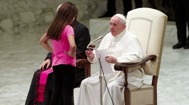 Đức Thánh Cha Phanxicô phản ứng ra sao trước bé gái mắc bệnh chống nạnh trước mặt ngài