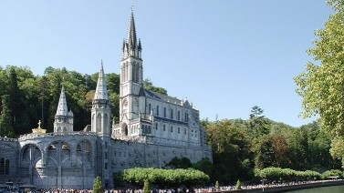 Được nhiều ơn lạ, khách hành hương đổ về Lộ Đức nhưng giáo quyền cảnh báo nạn móc túi tăng mạnh