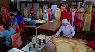 Tin tức mới nhất liên quan đến chuyến tông du Thái Lan – Phẩm phục tuyệt đẹp của Đức Thánh Cha