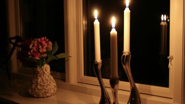 Tại sao người Mỹ thắp nến bên cửa sổ trong mùa Giáng Sinh? Một câu chuyện thật cảm động