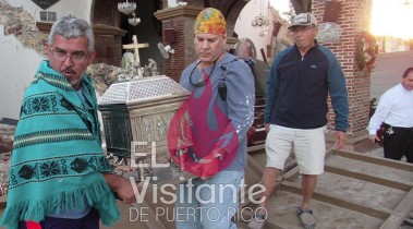 Nhà tạm còn nguyên lơ lửng không trung trong nhà thờ sụp đổ vì động đất tại Puerto Rico