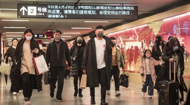 Bà thím Trung Quốc báo hại bà con Á Châu. Linh mục được yêu cầu đeo khẩu trang trao Mình Thánh Chúa