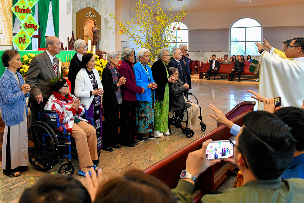 Hình ảnh: Thánh Lễ Mồng 2 Tết - Kính Nhớ Tổ Tiên, Ông Bà, Cha Mẹ & Mừng Thượng Thọ Quý Cụ Cao Niên