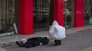 Thừa sai Pháp cho biết Trung Quốc bỏ mặc bệnh nhân Corona, nhiều người nằm chết trên đường phố Vũ Hán