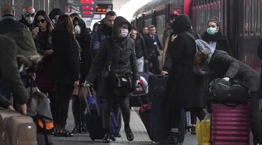 Những hình ảnh mới nhất trong trận chiến coronavirus: Italia hoảng loạn sau khi cả nước bị cô lập