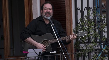 Hình ảnh cảm động: Người Ý hát thánh ca, quốc ca, dân ca bên cửa sổ để giữ vững niềm tin