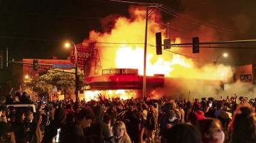 Cả một khu phố chung quanh bốc cháy, ngôi nhà thờ còn nguyên. Tạ ơn Chúa.