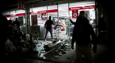 Thế giới bất an: Khủng bố tại Anh, hôi của tại Đức, cướp bóc lần thứ hai tại Minneapolis, Hoa Kỳ