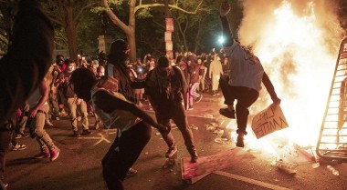 Trào lưu đòi giật sập tượng Chúa, Đức Mẹ và các thánh trên đất Mỹ. Phản ứng của Tổng thống Trump