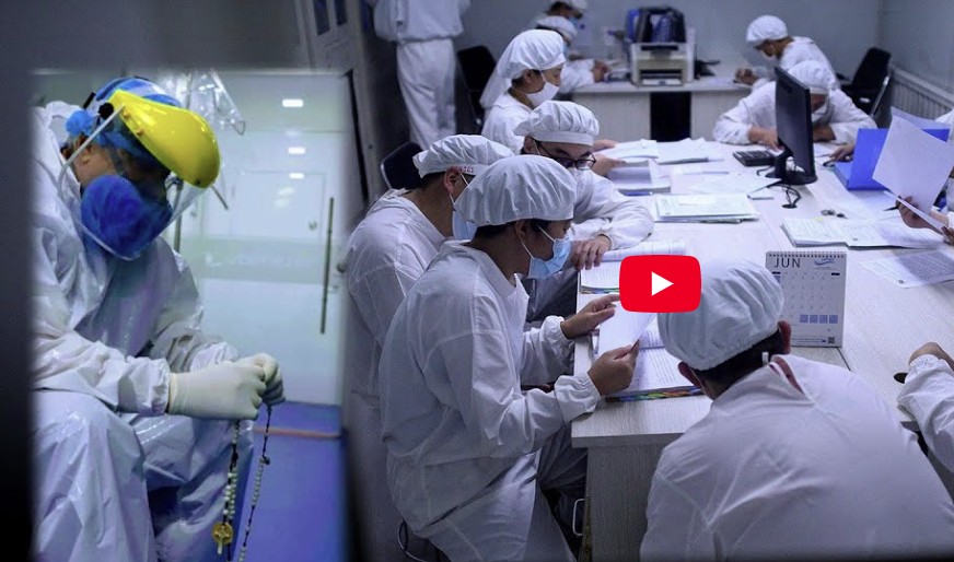 Bức hình bác sĩ lần chuỗi Mân Côi trong khi chiến đấu với coronavirus lan nhanh trên mạng xã hội