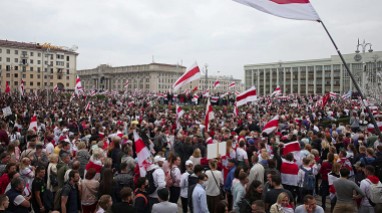 Cảnh sát Đức truy nã kẻ tấn công một linh mục. Độc tài Belarus sợ đảo chính cấm ĐTGM về nước