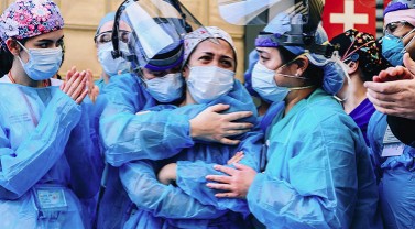 Dân chúng Cremona căm phẫn nhóm thờ Satan đập phá thánh giá tưởng niệm nạn nhân chết vì coronavirus