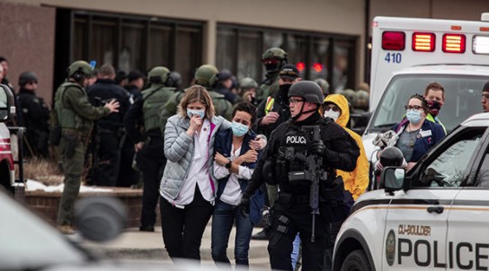 Thảm sát kinh hoàng tại Colorado, viên cảnh sát ngoan đạo bị giết gây đau đớn cho tổng giáo phận
