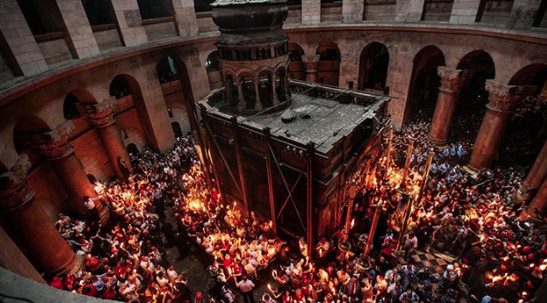 Ngoạn mục: Nữ tu cho thấy lửa thánh tại Đền thờ Mộ Chúa trong 33 phút đầu khác xa lửa thường