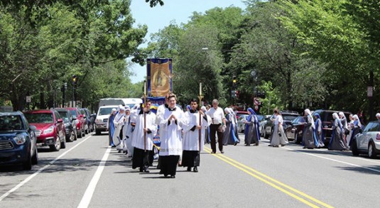 Ngoạn mục và cảm động: Toà Thánh lần chuỗi bế mạc tháng Mân Côi, kêu cầu Đức Mẹ Tháo Gỡ Nút Thắt