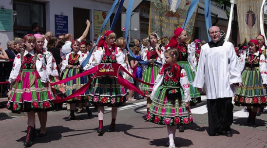 Hình ảnh ngoạn mục: Hàng trăm ngàn người rước kiệu trọng thể Lễ Thánh Tâm Chúa và Thánh Hiến Ba Lan