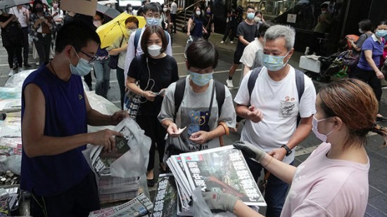 Hai nỗi buồn lớn của Á Châu trong cùng một ngày. Dân Hương Cảng nghẹn ngào mua tờ Apple cuối cùng