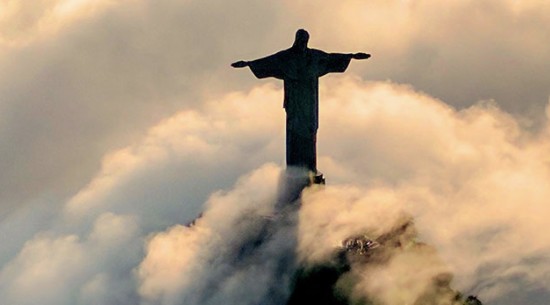 Hình ảnh Chúa Cứu Thế trong hào quang của hoàng hôn đang được lưu truyền nhanh trên mạng xã hội