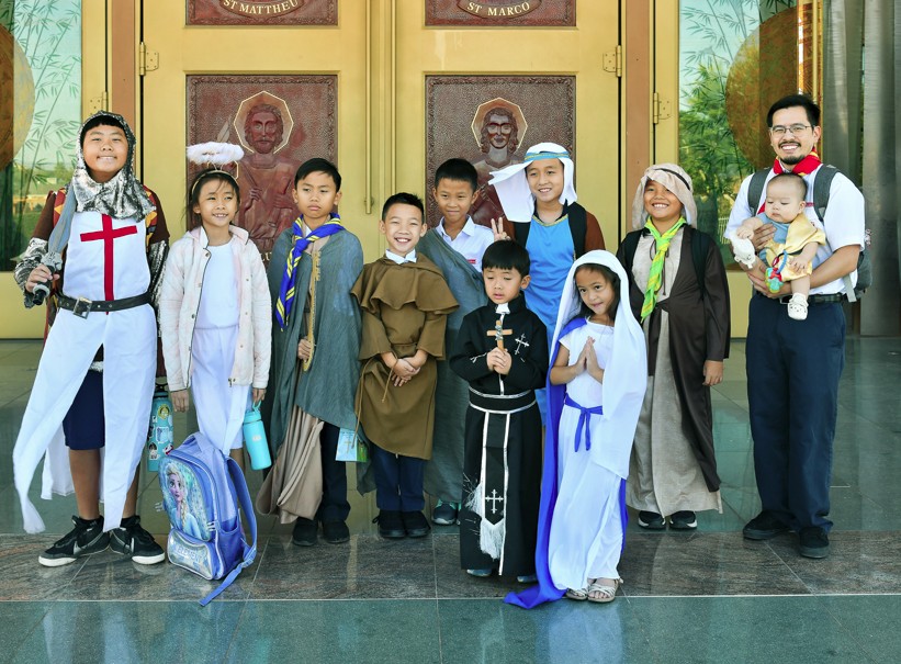 Hình ảnh: Học Sinh Hóa Trang Vào Ngày Lễ Các Thánh