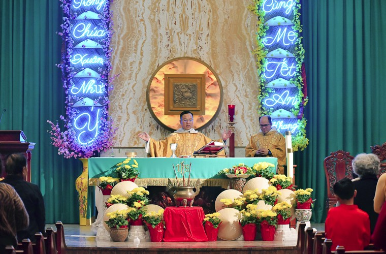 Hình ảnh Thánh Lễ 7 giờ tối, Cầu Bình An Cho Năm Mới